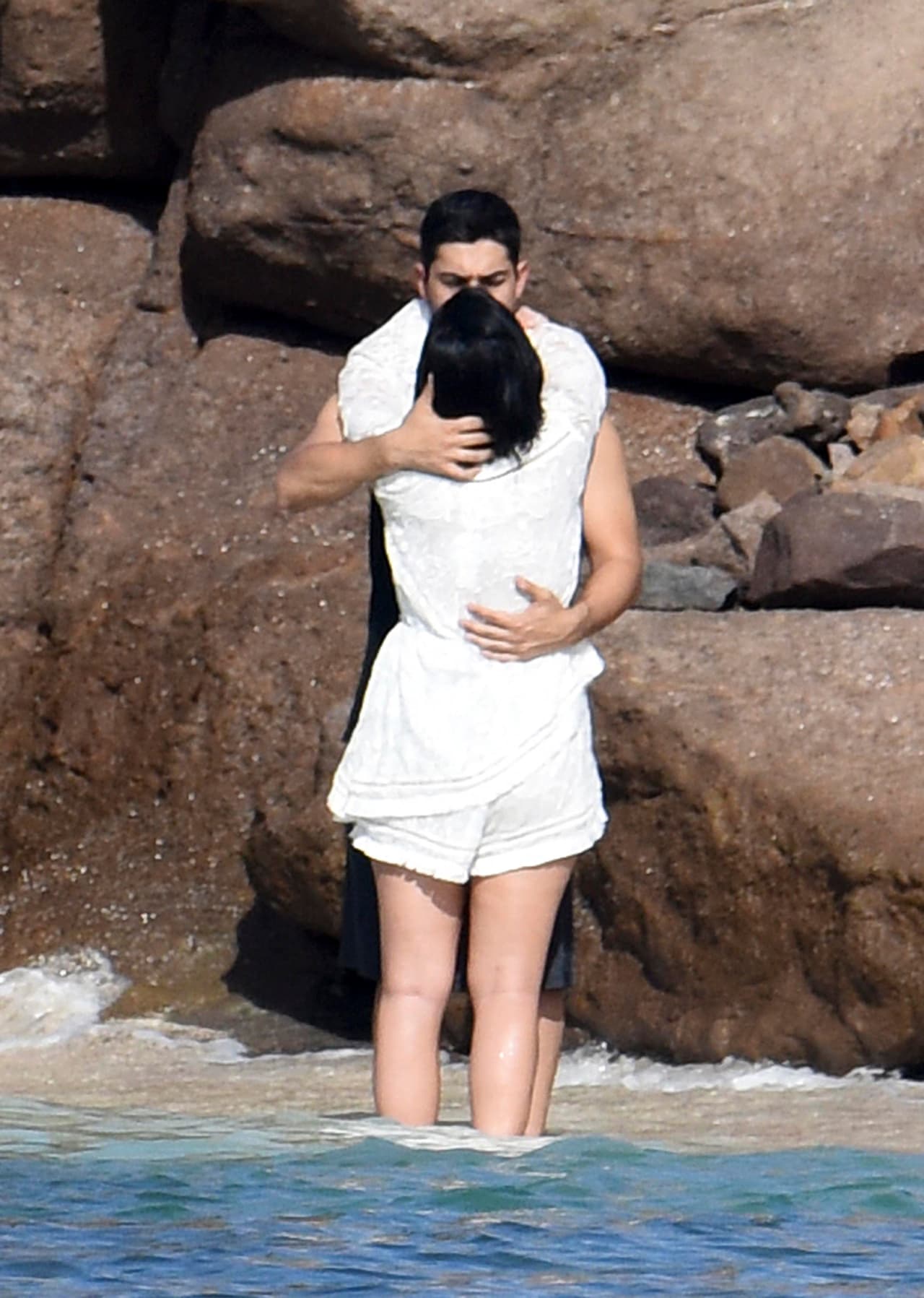 Los besos no pararon y ambos derramaron mucha miel.