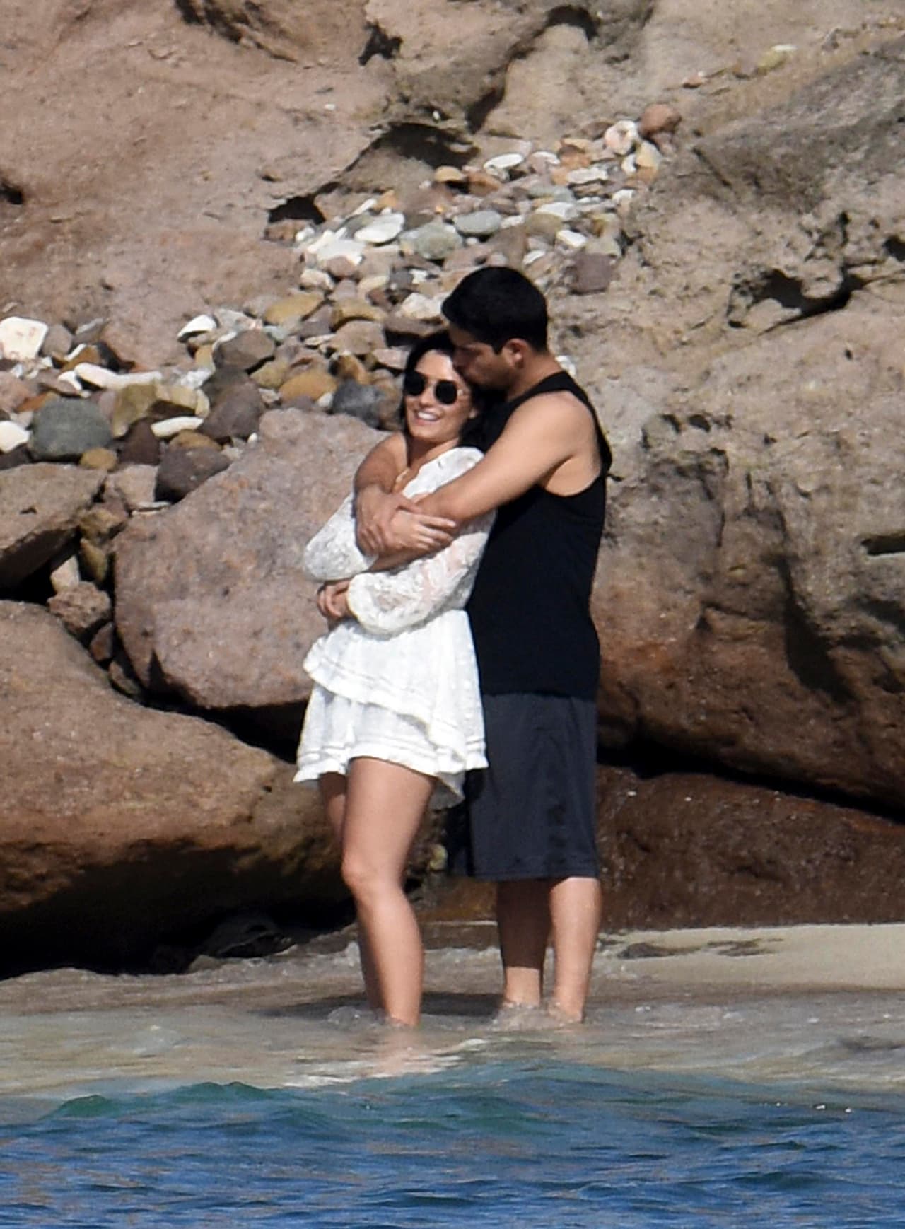 Pero el paparazzi no perdió ningún detalle. Demi se colocó sus gafas de sol y se dejó consentir por Wilmer.