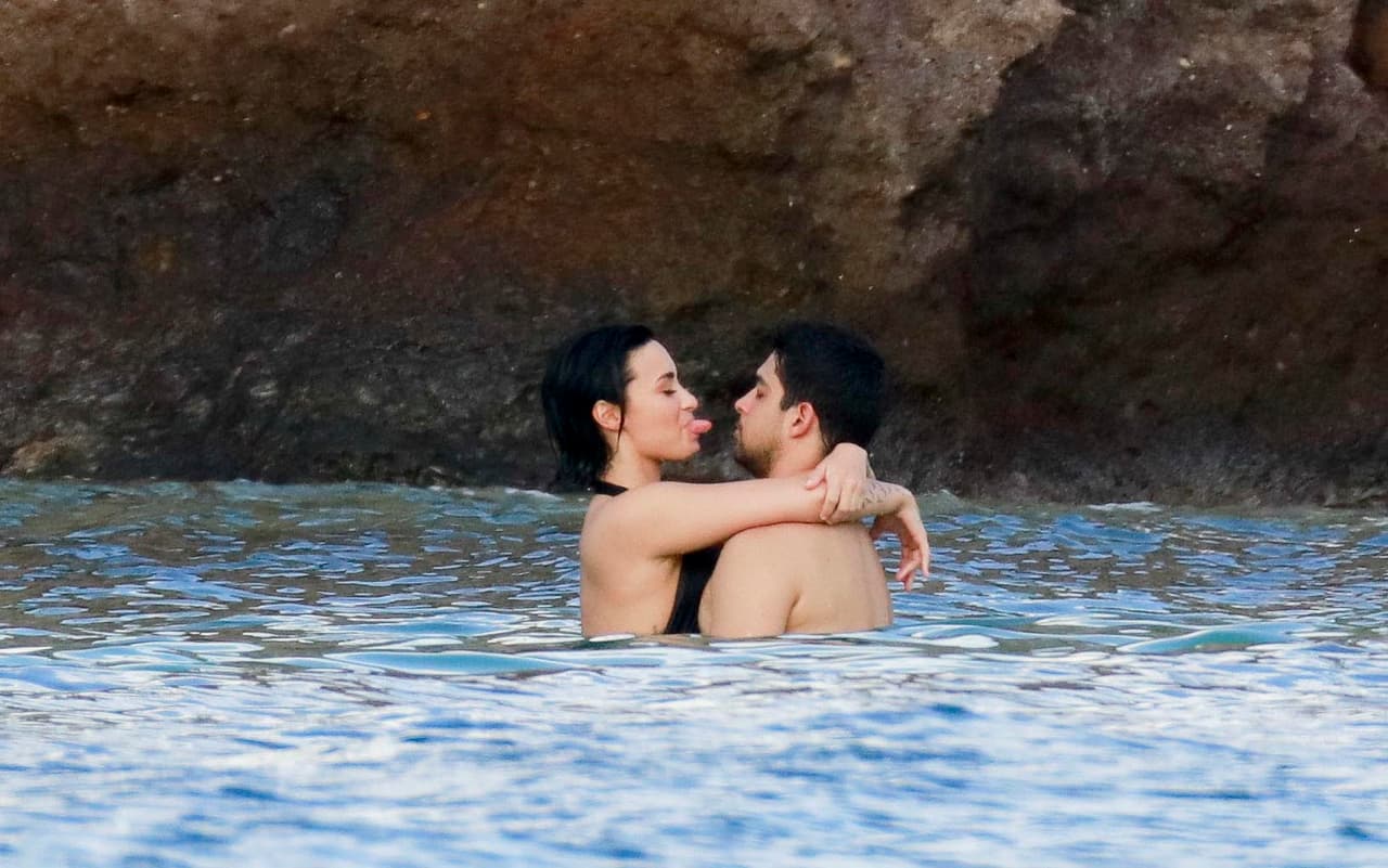 Demi se portó muy linda e incluso hizo bromas a su galán.