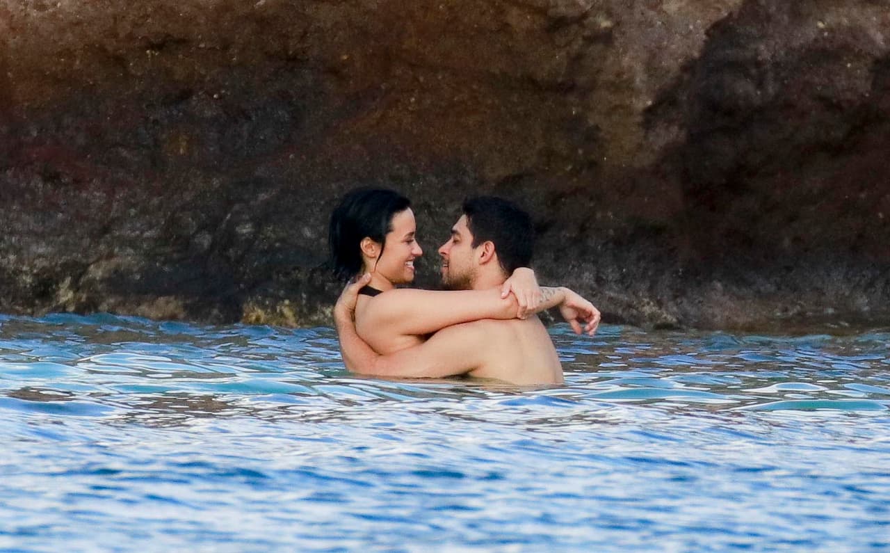 La parejita echó pasión y no paró de abrazarse.