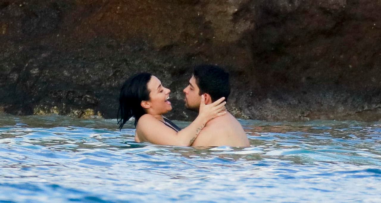 Ese mismo año, en 2010, conoció al actor 
<b><a href="https://www.univision.com/entretenimiento/demi-lovato-y-wilmer-valderrama-juntos-en-un-restaurante-de-comida-mexicana-de-la">Wilmer Valderrama</a></b>, quien la acompañó durante los próximos 
<a href="https://www.univision.com/entretenimiento/disparejas/demi-lovato-y-wilmer-valderrama-anuncian-su-ruptura">seis años</a>, tal vez los más difíciles de la cantante, en los que renunció (o intentó renunciar) a sus adicciones.