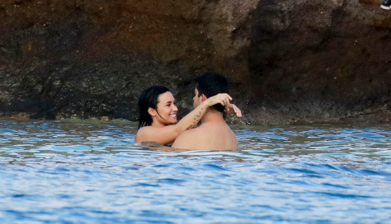 Ella lo miraba tiernamente mientras con sus brazos rodeaba su cuello.