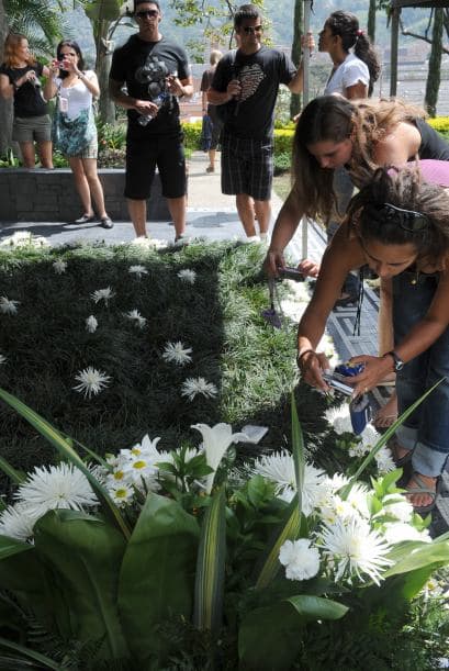 En los últimos días, decenas de personas visitaron su tumba ya sea para rezar o dejar flores.