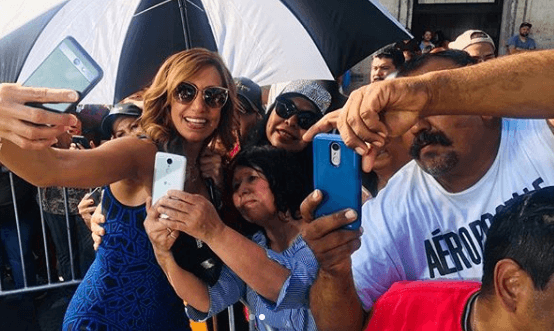 En su carrera, Lili Estefan se ha sentido feliz de recibir el cariño de sus fanáticos y no desaprovecha momentos para convivir con ellos.