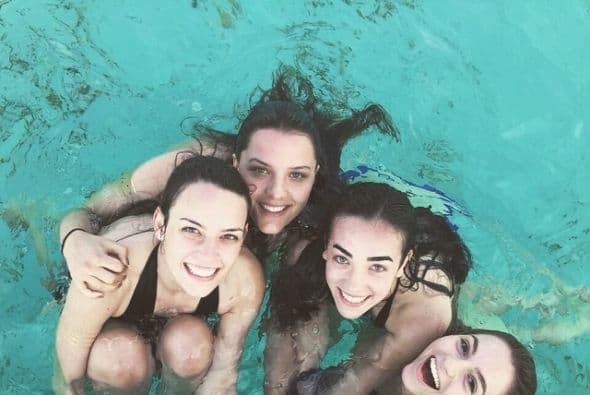 Con sus amigas en la alberca.