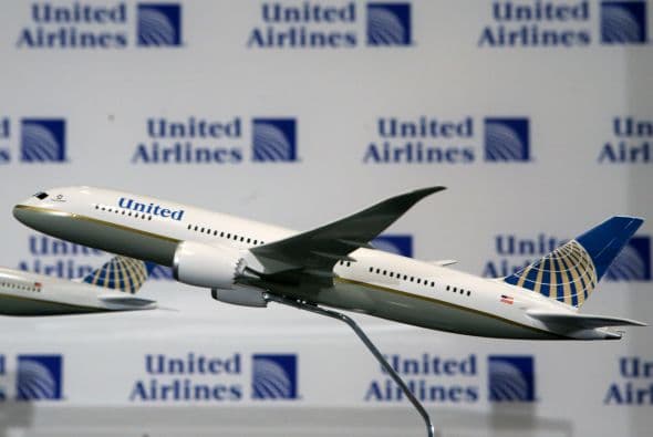 UNITED CONTINENTAL- La línea aérea estadounidense registró ganancias anuales por segundo años consecutivo. El volumen de negocios avanzó 8.8% durante el año a 37,110 millones de dólares, y 5.5% durante el trimestre a 8,930 millones de dólares.