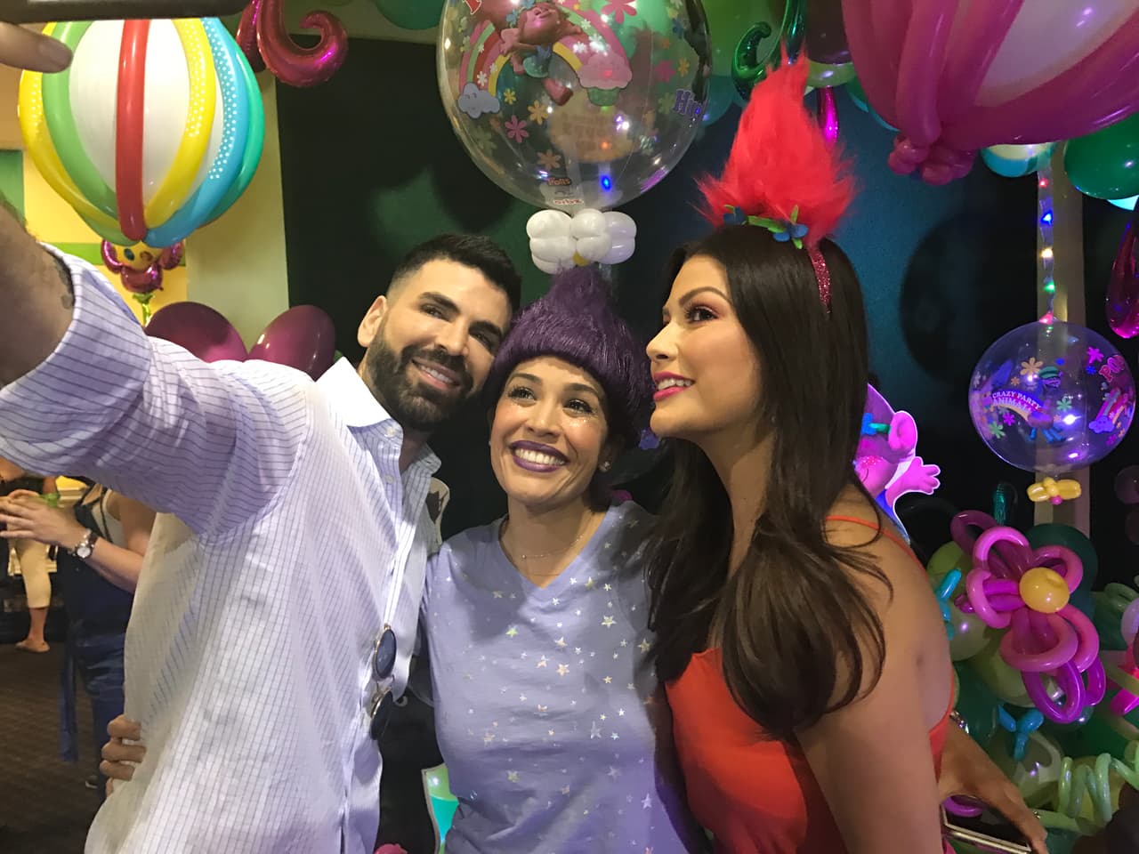 La tía Karla estaba feliz tomándose fotos con su nuevo look.