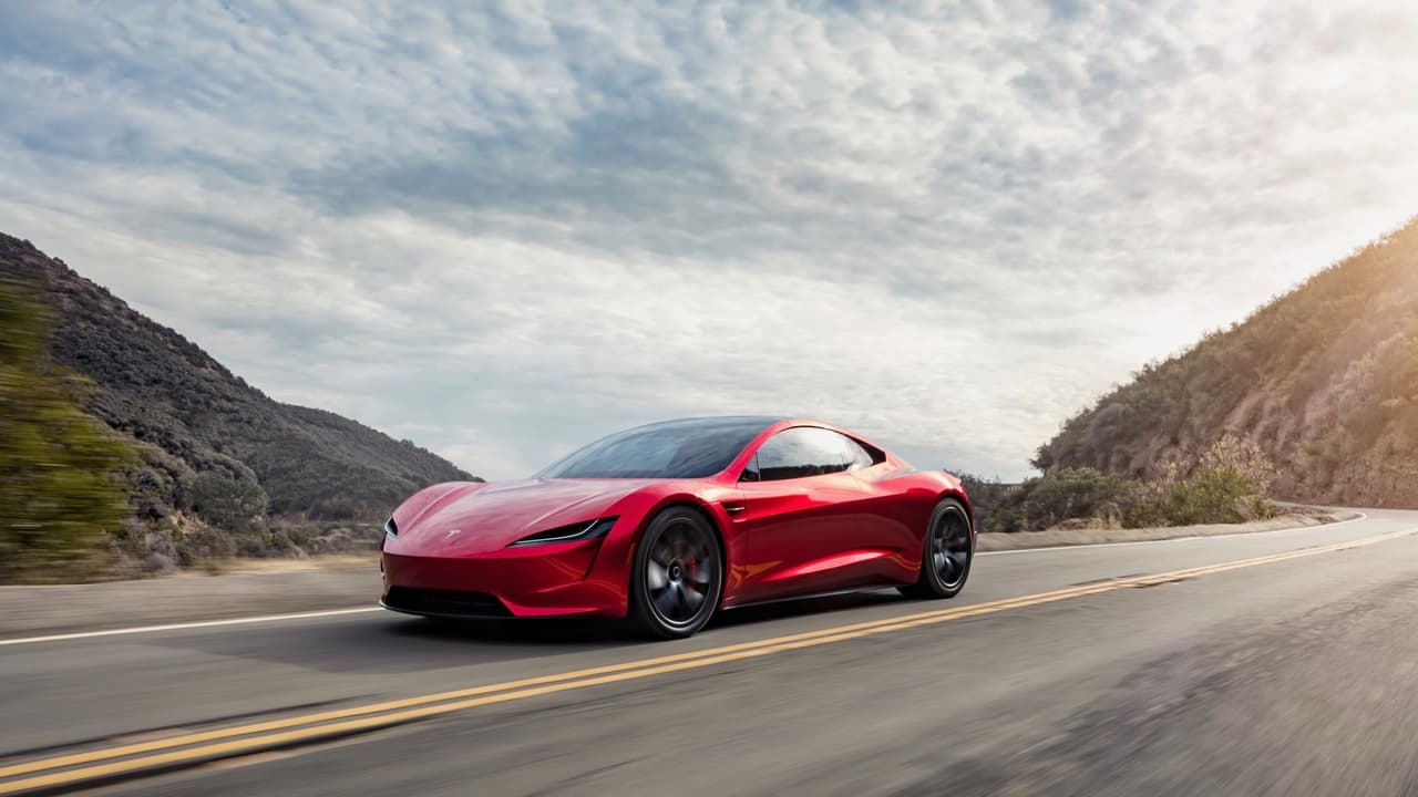 El precio inicial de Tesla Roadster es de 
<b>200,000 dólares</b>. Una cantidad que aunque está fuera del alcance de la gran mayoría de las personas, pero cuando se le compara favorablemente con por ejemplo un Bugatti Chiron de 3 millones de dólares, luce como casi un regalo.