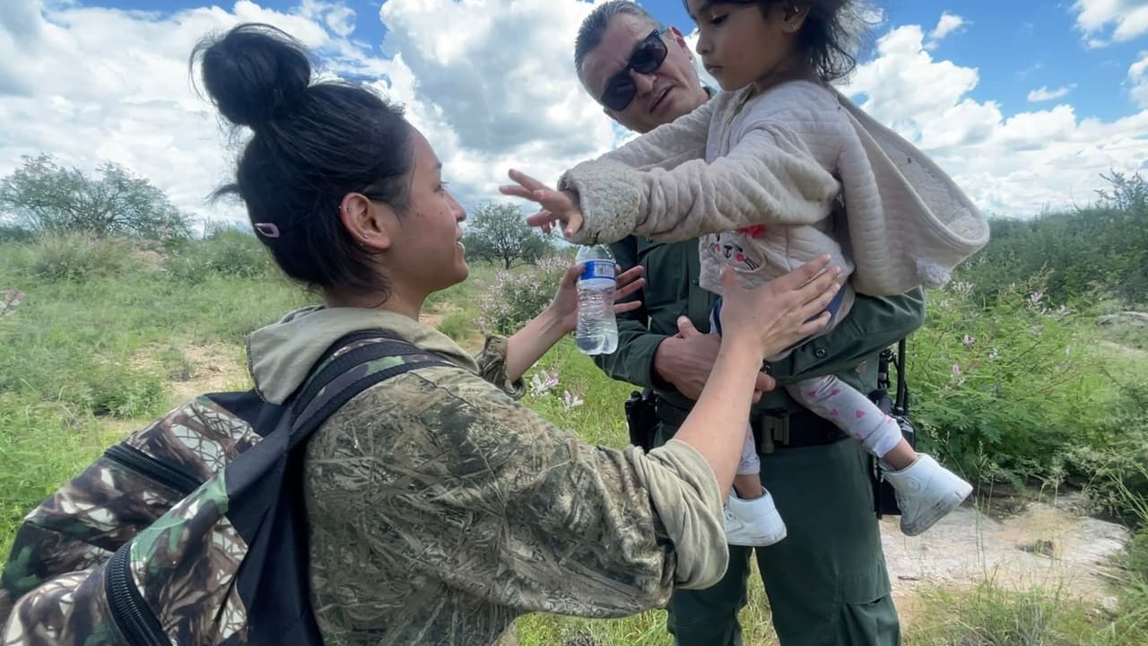 “Estaba asustada y empapada de sudor": salvan a niña de 4 años que cruzó con su mamá la frontera de Arizona