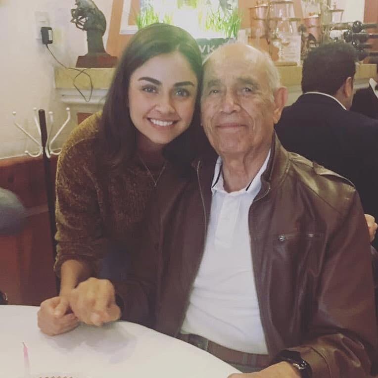 “Mi abuelo falleció un viernes en la noche mientras yo estaba grabando. Me mandaron un mensaje y al otro día tuve que ir a grabar la boda del personaje que era en mi historia”, relató la actriz.