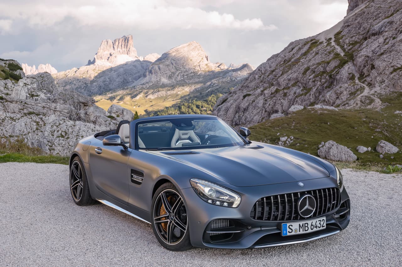 Mercedes-Benz, que ni en en el caso de su línea Mercedes-AMG puede dejar de ofrece versiones 'superiores' de sus modélos, presentará también al Mercedes-AMG GT C Roadster 2018 con prestaciones que desafían a lo mejor de sus competidores.