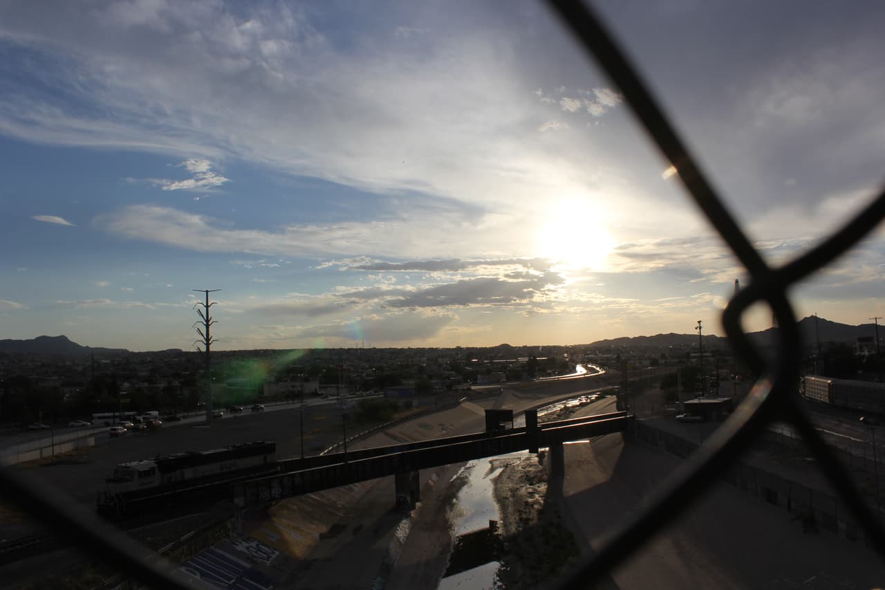 El Río Grande, que separa El Paso (a la derecha) y Ciudad Juárez (a la izquierda), en el punto en el que murió Sergio Adrián Hernández.