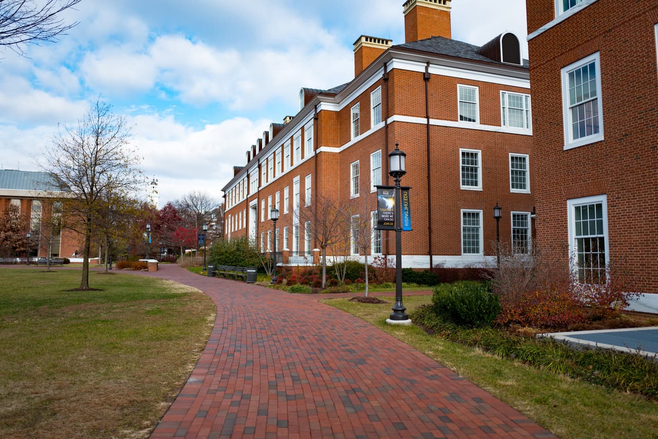 <b>Johns Hopkins University</b>
<br>
<br>Posición: 10 (empate)
<br>País: Estados Unidos
<br>Ciudad: Baltimore, Maryland
<br>Puntuación global: 83.4
<br>
<br>Matrícula y gastos promedio por año:
<br>Residente del estado: $52,170
<br>Fuera del estado: Igual