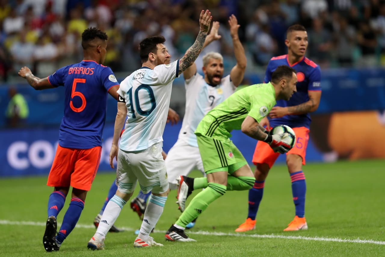 David Ospina salió para quedarse con el balón mientras los argentinos reeclamaban tiro libre indirecto ya que el balón procedió de un defensor colombiano.