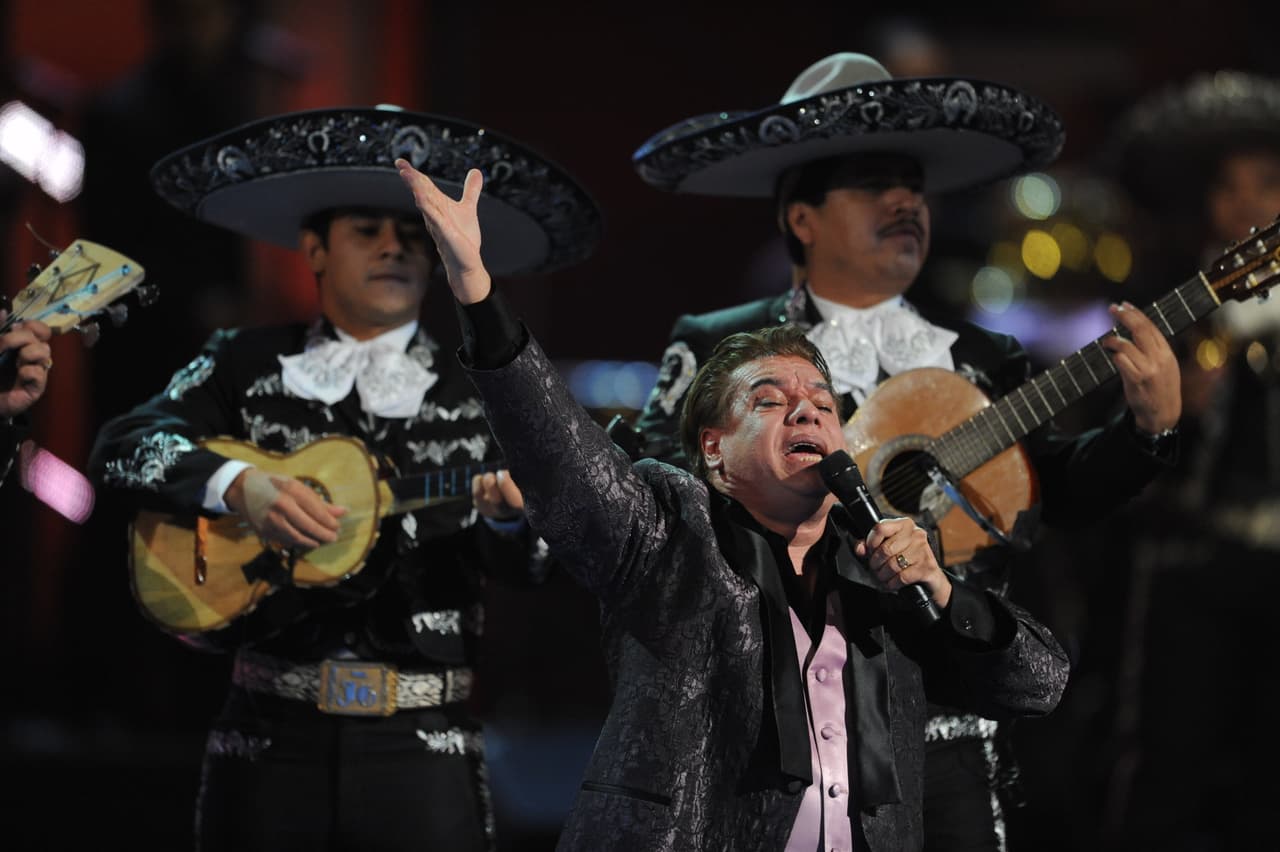 "Mañana Mañana". Juan Gabriel a dúo con Estela Nuñez. Estela Nuñez surge en la época de los 70's, desde sus inicios demostró al público su gran talento que hasta el dia de hoy conserva. Una Lágrima, Lágrimas y Lluvia son sus temas más conocidos y muchos temas más de la autoría de Juan Gabriel.