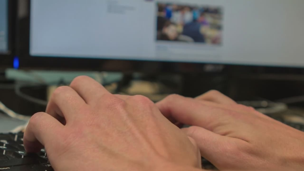 Dueño de compañía de muebles denuncia que su página web fue clonada y están estafando a sus clientes