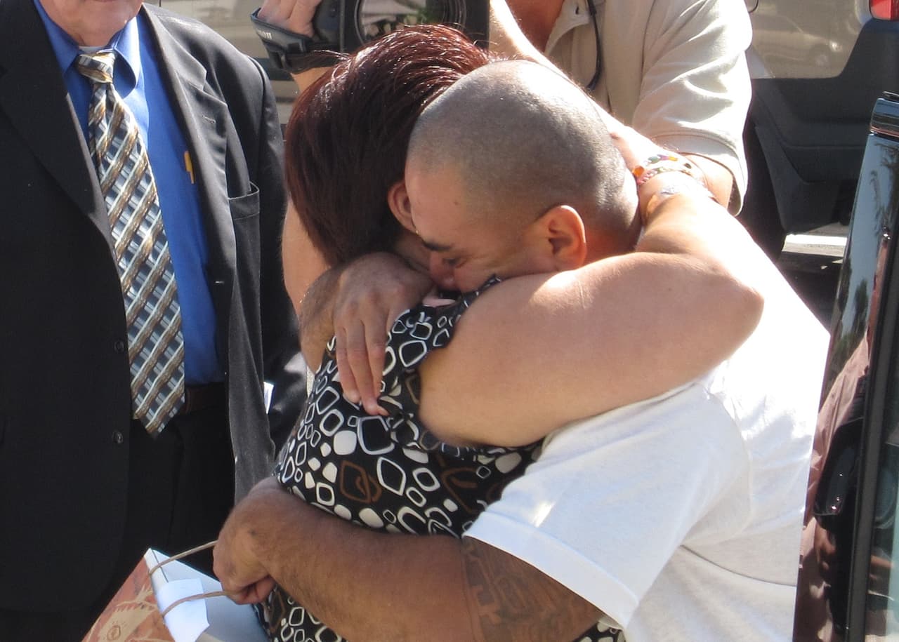 "Lo mejor del mundo poder abrazar a mi mamá, poder entrar a una casa en vez de una celda", aseguró Rafael Madrigal después de 9 años preso.