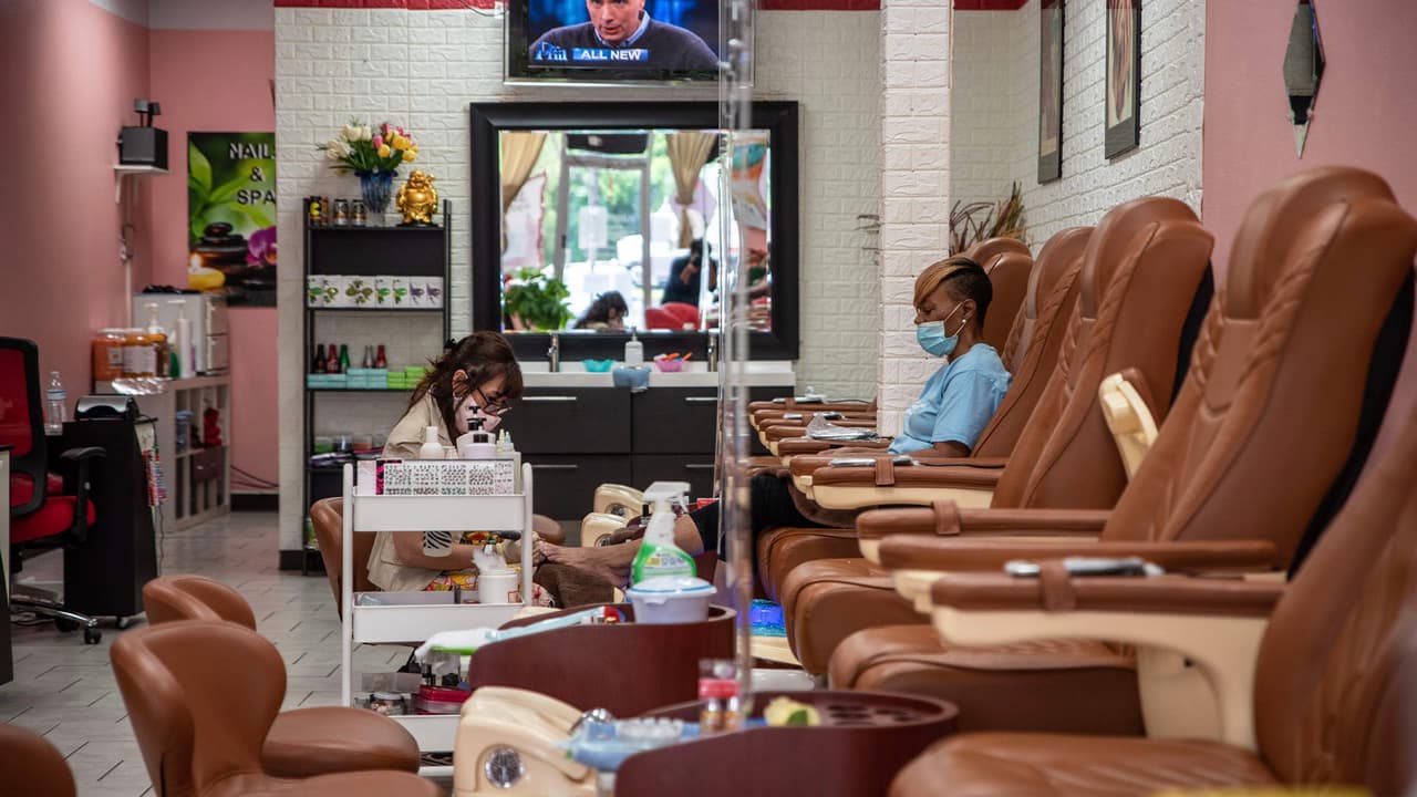 A pesar de que los salones de belleza pueden abrir, algunos 
<a href="https://www.univision.com/local/houston-kxln/coronavirus-estas-son-las-medidas-de-seguridad-que-deberan-seguir-negocios-que-reabren-sus-puertas-en-texas-video">dueños dijeron que comenzarían la próxima semana por precaución. </a>