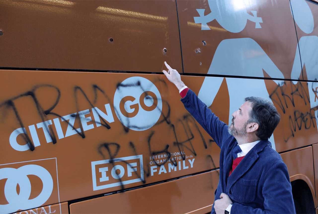 Un bus con mensajes contra personas transgénero es recibido a martillazos y grafitis en Boston y NYC