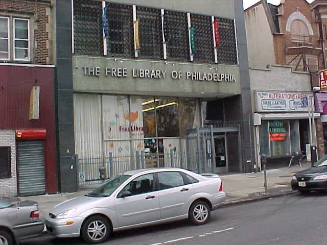 <b>Nicetown-Tioga Library</b>
<br>3720 North Broad Street
<br>Philadelphia, PA 19140-3608
<br>215-685-9790
<br>
<br>La historia de la 
<a href="https://libwww.freelibrary.org/locations/nicetown-tioga-library" target="_blank">biblioteca Nicetown-Tioga </a>comenzó poco después de que la Biblioteca gratuita recibiera su estatuto en 1897, cuando la gente de Nicetown usó su "persuasión enérgica" para obtener una sucursal. Con la donación de $1,150 de Midvale Steel Works y Link-Belt Company, se inauguró la biblioteca de Nicetown en el renovado Pfund's Hall en 4015 Germantown Avenue. Sin embargo, la biblioteca necesitaba un espacio mejor y más grande. El 29 de junio de 1917, se abrió una nueva biblioteca financiada por Andrew Carnegie en 1715 Hunting Park Avenue, cerca de Wayne Avenue. La biblioteca número 12 en el sistema de bibliotecas gratuitas, mantuvo el nombre de "Nicetown".
<br>