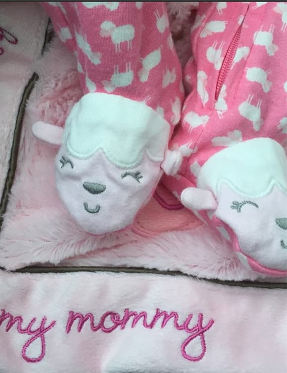 Giulietta cuenta borreguitos antes de dormir ¡qué tierna pijama!