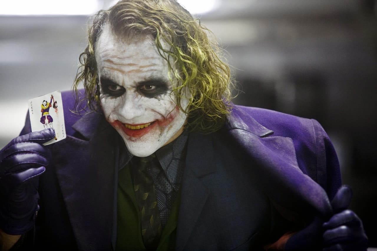 <b>Joker (‘The Dark Knight’)</b>
<br>Heath Ledger en 2008 le dio un nuevo giro al enemigo número 1 de Batman en el universo más cimentado en la realidad de Nolan y lo hizo con una versión que era un agente del caos y su propósito no era otro más que ver el mundo arder. Ledger falleció antes del estreno de la cinta, pero recibió un Oscar póstumo por su interpretación.