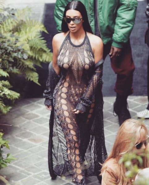 Con este revelador vestido y aparentemente sin llevar ropa interior, Kim Kardashian acudió al desfile de Balmain durante la Semana de la Moda en París, en septiembre de 2016.
