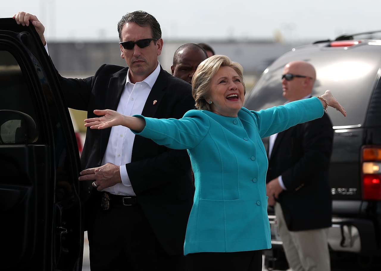 Y esta es la foto del día: este 26 de octubre de 2016 las redes sociales se inundaron de saludos que llegaron desde la campaña de la candidata. En la imagen, Hillary Clinton reacciona en el aeropuerto de Miami después de haber sido preguntada sobre cómo se sentía en su cumpleaños 69.