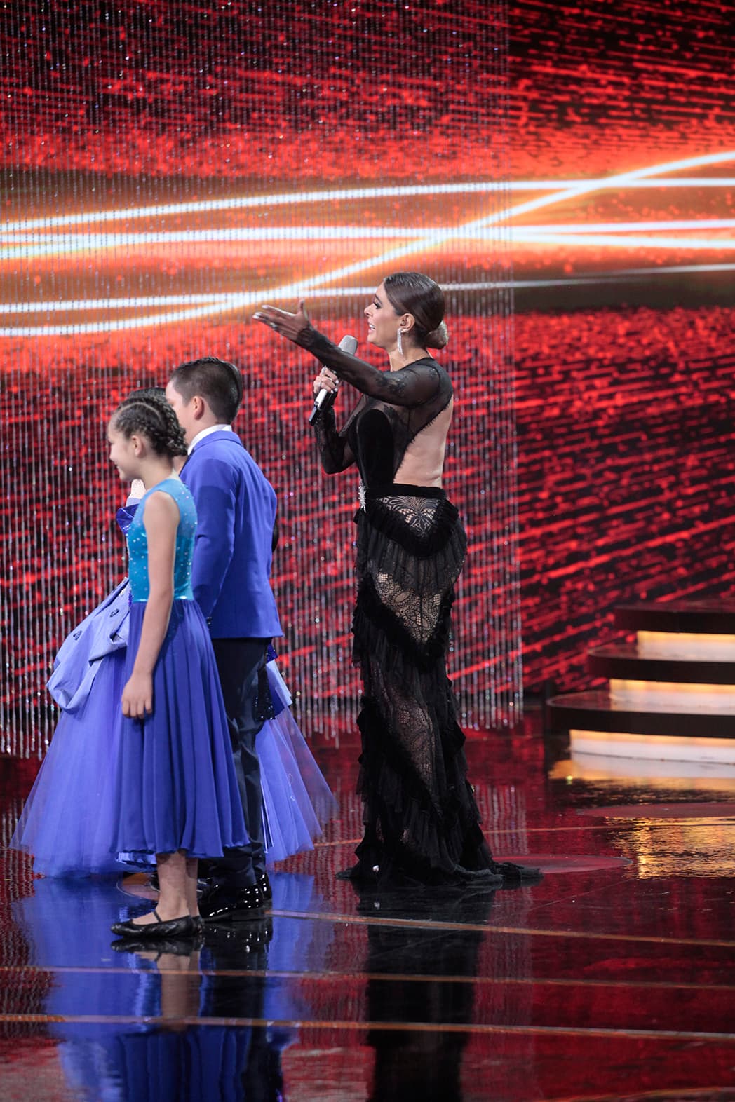 La presentadora los llamó a línea de jueces, para escuchar a Verónica Castro, Albertano, Miguel Bosé y Karol Sevilla, quienes se deshicieron en halagos para este escuadrón.