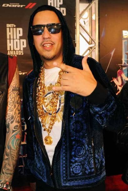 El estilo de este chico es inconfundible y llamativo como los de todos los cantantes de su género. Para algunas resulta escandaloso, mientras otras lo consideran sexy. Te mostramos algunos de sus outfit ¿Saldrías con un chico con esta pinta?