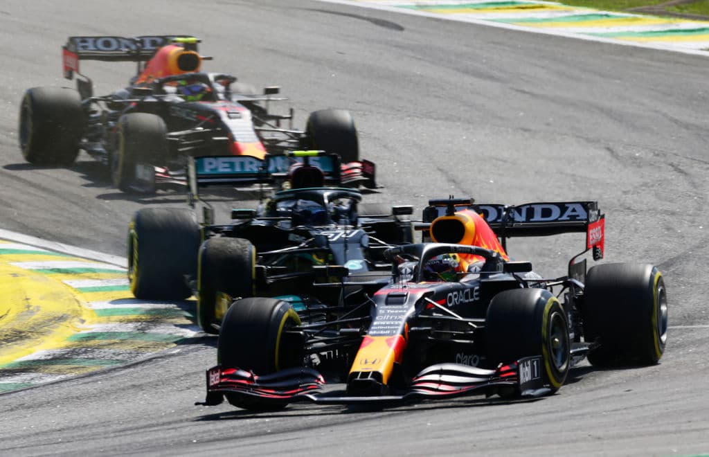 Lewis Hamilton se lleva el Gran Premio de Brasil de la Formula 1, dejando a Max Verstappen en segunda posición y Valtteri Bottas en tercero, logrando el 1-2 para Mercedes Benz; el piloto mexicano Sergio Pérez quedó en cuarta posición.