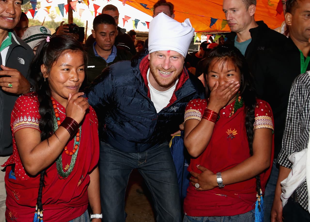 Las chicas emocionadas con la visita del príncipe.