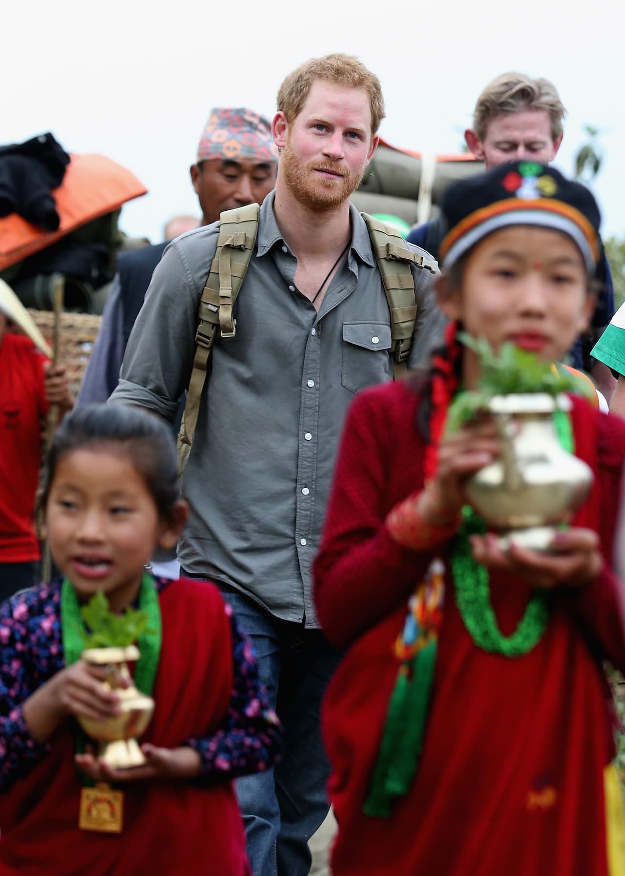 Acompañado por dos pequeñas.