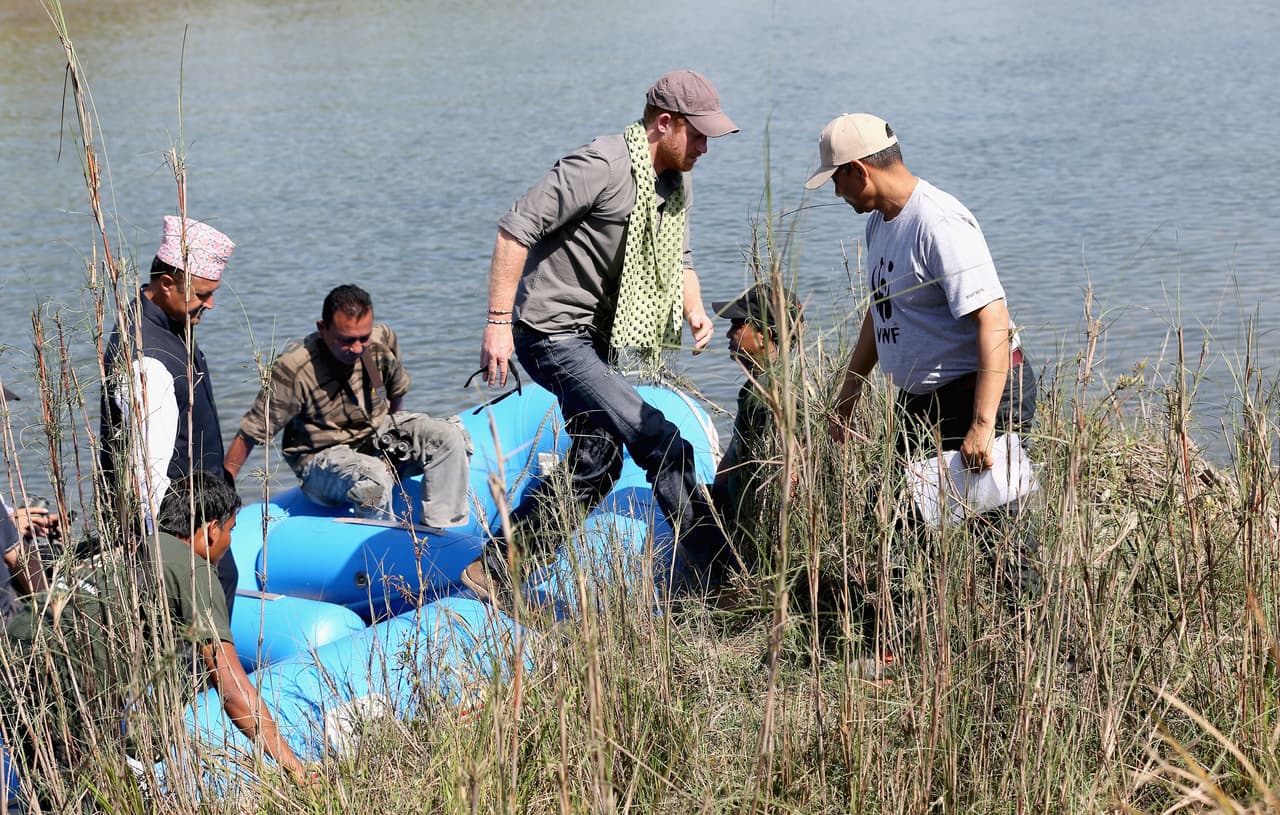 Harry visitó a las víctimas del terremoto del año pasado.