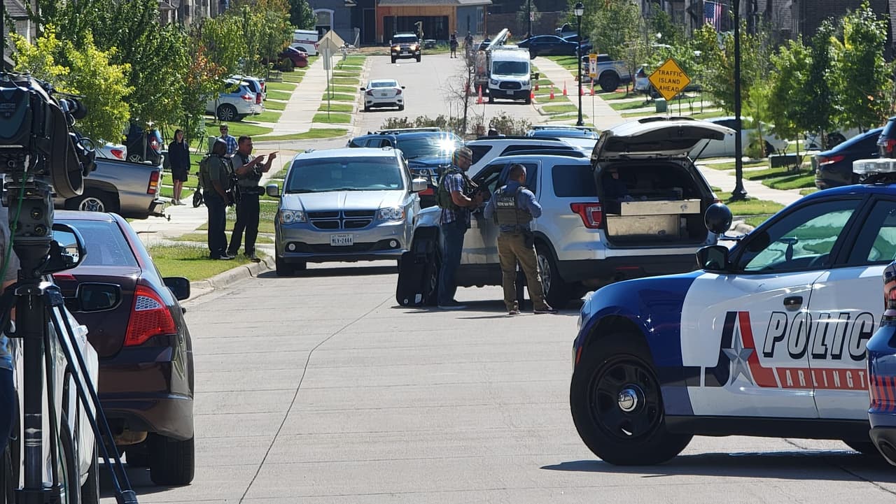 Luego de ser buscado por la policía, el sospechoso se entregó voluntariamente y ahora enfrenta múltiples cargos de asalto agravado con arma de fuego. Timothy permanece detenido en la cárcel de la ciudad de Arlington y su fianza fue fijada en $ 75,000 dólares.