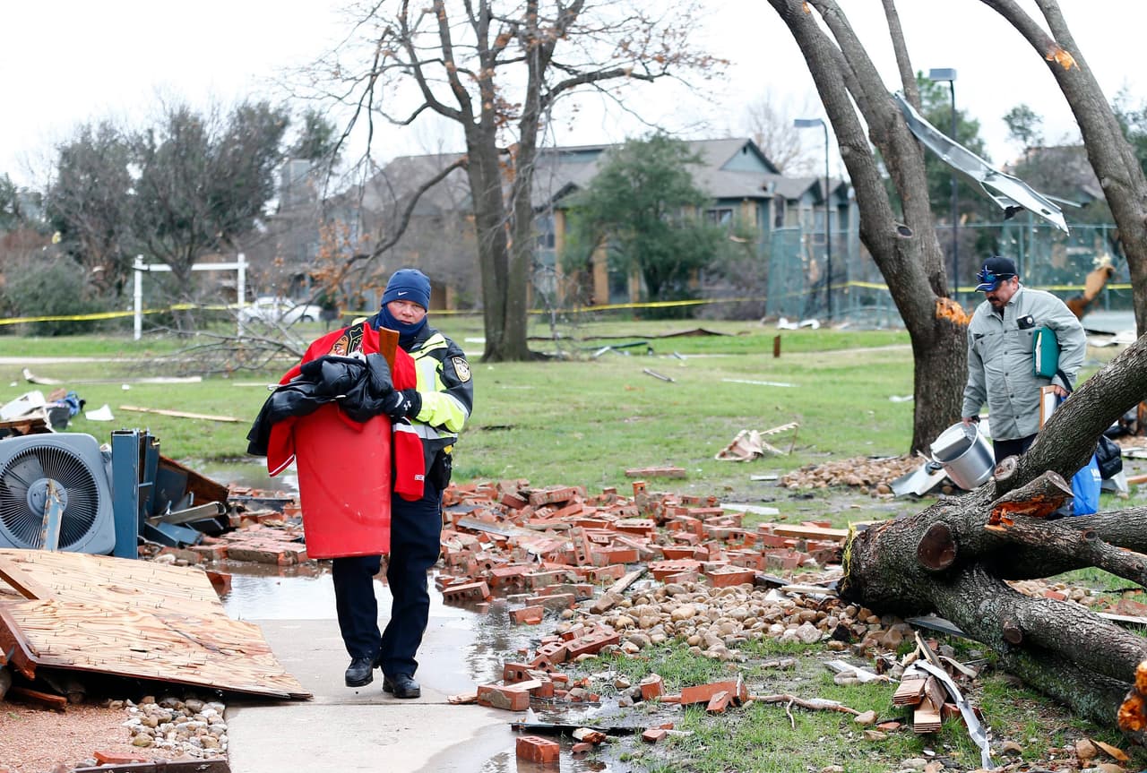 Destrozos de la tormenta en Garland