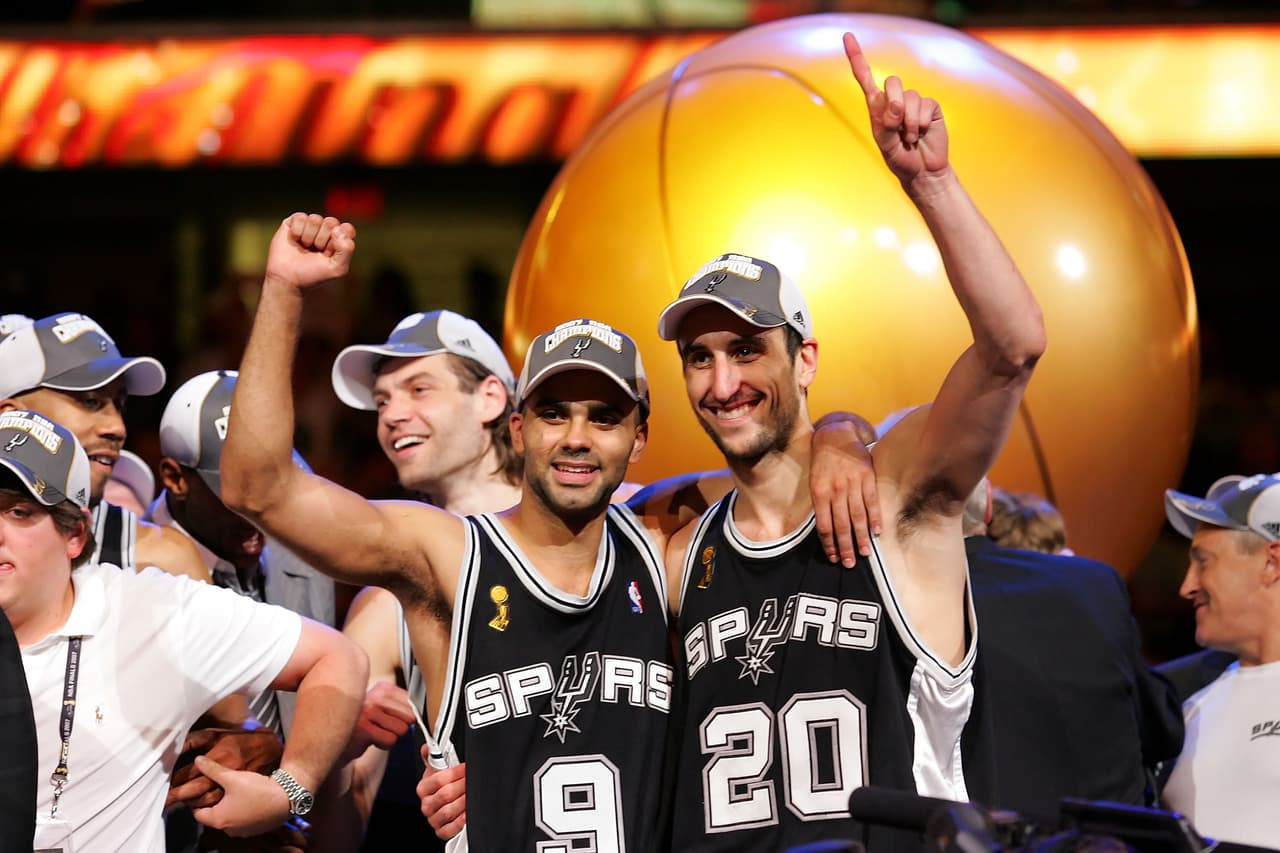 En 2006-2007 los San Antonio Spurs barrieron 4-0 a unos Cavaliers de Cleveland encabezados por el joven e incipiente LeBron James en ese entonces. Manu atrapaba su tercer cetro en la NBA.