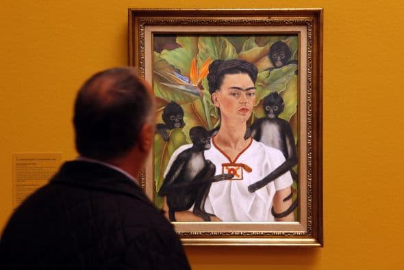 El vestuario restaurado en los últimos ocho años será exhibido por partes en la Casa Azul, en una iniciativa en la que participa la revista de moda Vogue, que en 1939 dedicó su portada a la artista, pese la militancia política que ella mantenía en el Partido Comunista. (Con información de AFP).