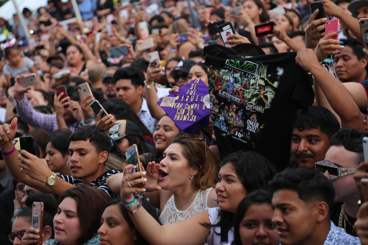 Todos estaban felices, disfrutando de la música de sus bandas y artistas favoritos.