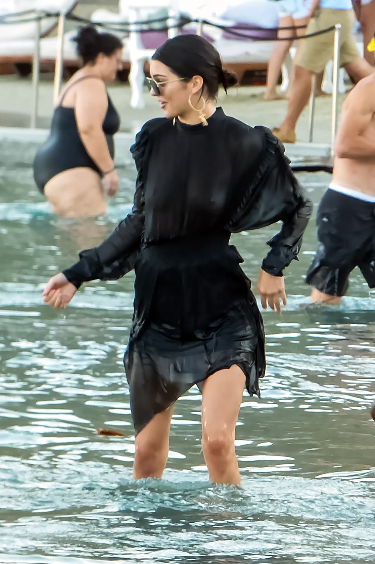 El clima en Mykonos, Grecia, está este verano por encima de los 80 grados farenheit. Sin embargo, Kendall Jenner se metió al mar con un vestido negro, largo y con los brazos cubiertos junto a su amiga su Bella Hadid.