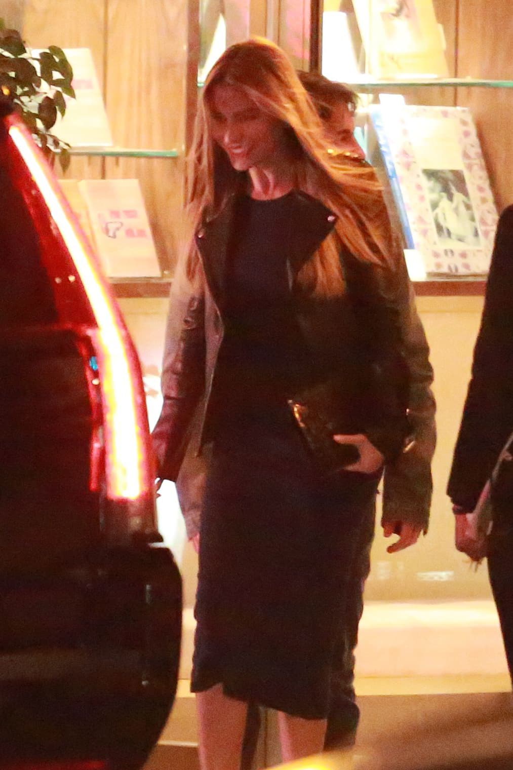 La actriz vistió un atuendo en color negro, perfecto para una cena con su recién esposo.