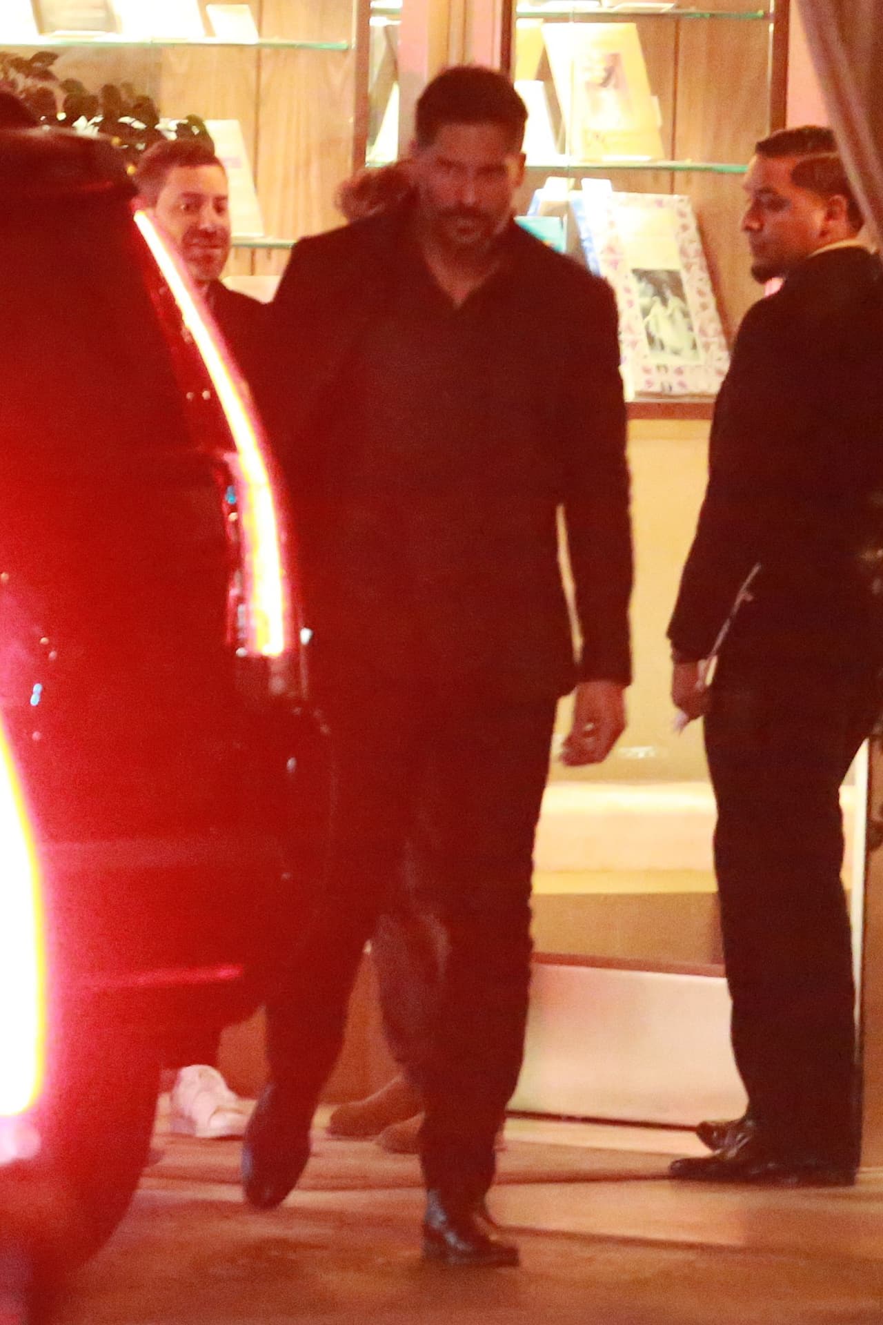 Después de abrirle la puerta al coche para que subiera, Joe y Sofía dejaron el lugar.