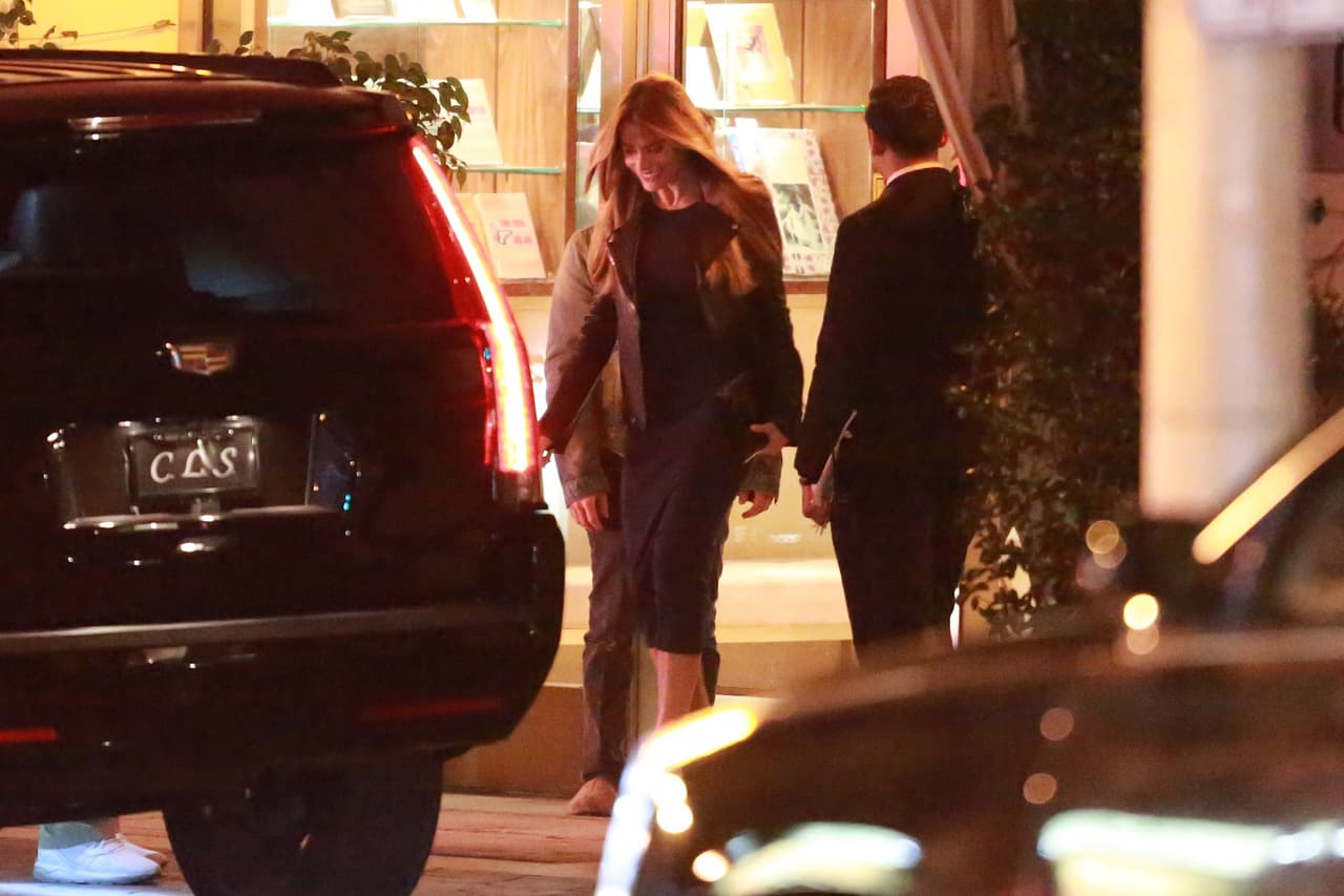 Era inevitable que ella disimulara su sonrisa.