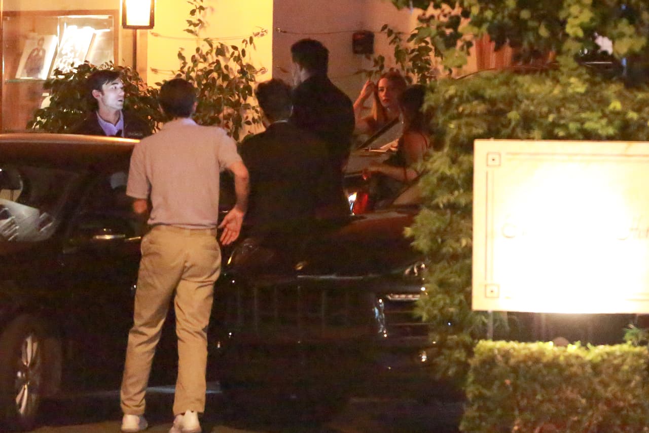 Joe se aseguraba de que todo estuviera en orden con el auto.