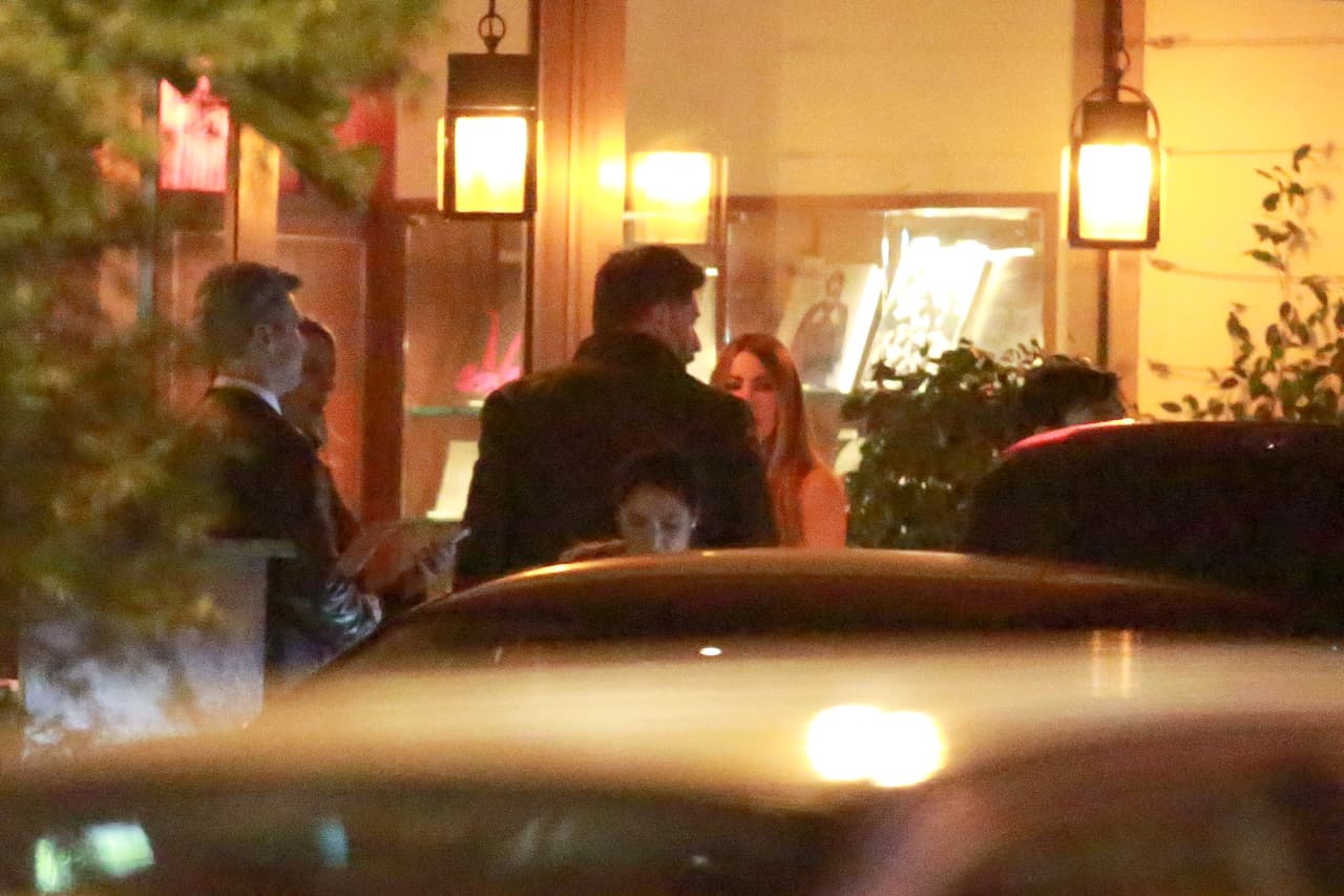 Juntos esperaban a que fuera su turno para ingresar al lugar.