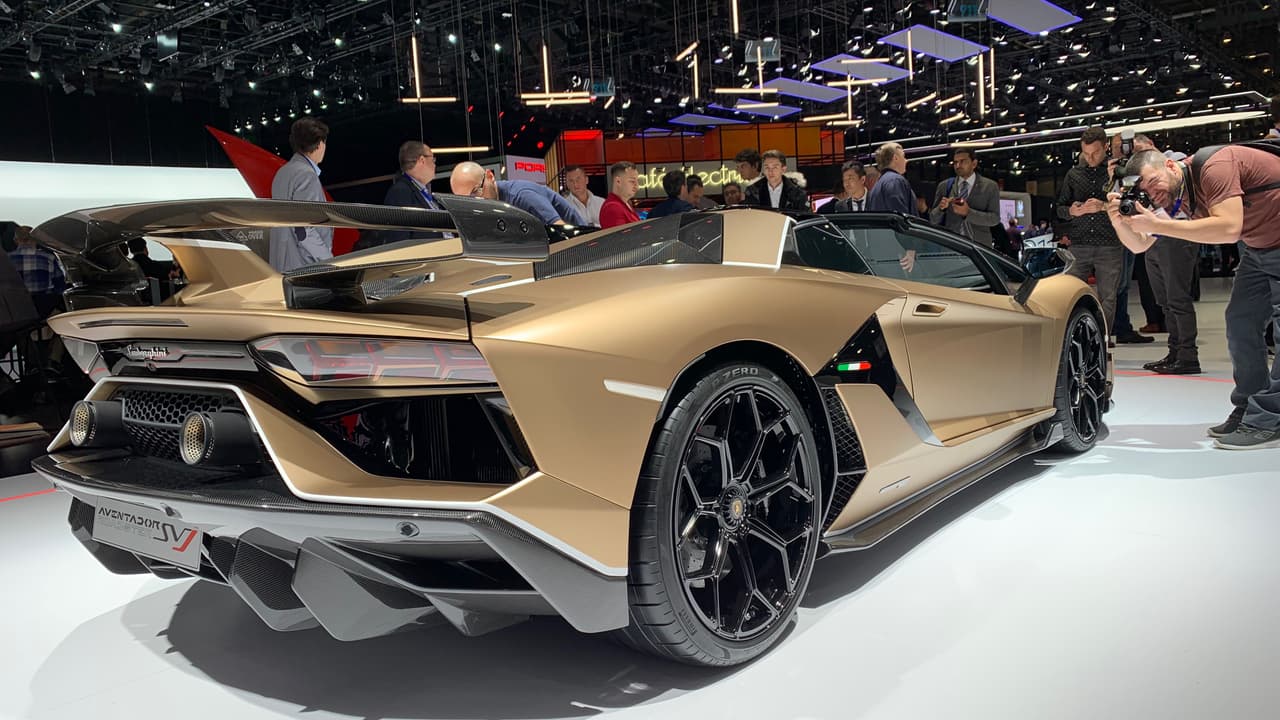 <h3 class="cms-H3-H3">Lamborghini Aventador SVJ Roadster</h3>
<br>Este es el mismo Lamborghini Aventador SVJ que todos queremos y admiramos, pero en forma de convertible. El imponente Roadster debutó en el Auto Show de Ginebra tiene el mismo motor V12 que su hermano de techo fijo generando 759caballos de fuerza, acelera de 0 62mph (100 Km/h) en 2.9 segundos pesando solo 110 libras más que el SVJ coupe.