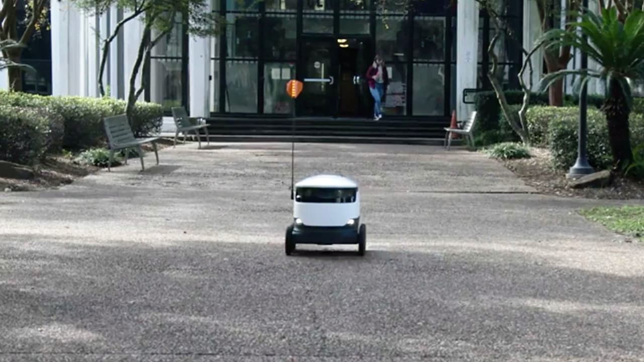 Se conducen de forma autónoma, pero se manejan por humanos que pueden tomar el control en cualquier momento.