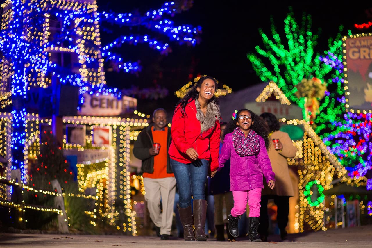 <b>Stone Mountain Christmas</b>
<br>
<b>Fechas</b>: 11 de noviembre al 2 de enero
<br>
<b>Lugar</b>: Stone Mountain Park. 1000 Robert E Lee Boulevard. Stone Mountain, GA
<br>
<b>Sitio web</b>:
<a href="https://stonemountainpark.com/activity/events/stone-mountain-christmas/">https://stonemountainpark.com/activity/events/stone-mountain-christmas/</a>
<br>
<br>Sumérgete en la magia navideña con un espectáculo navideño de drones, luces deslumbrantes, música festiva, espectáculos espectaculares, personajes navideños y mucho más.