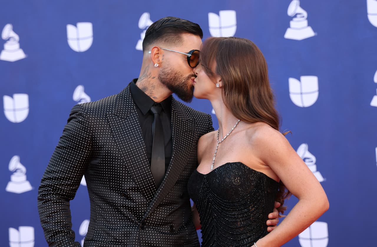 La pareja derrochó amor por doquier y se dieron un tierno beso frente a las cámaras.