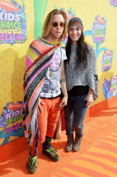 Dijimos que los Kids Choice Awards se prestaban para envolverse en prendas coloridas y poco comunes, ¡pero la horrenda elección de Greg Cipes quedó demasiado lejos de esta premisa!